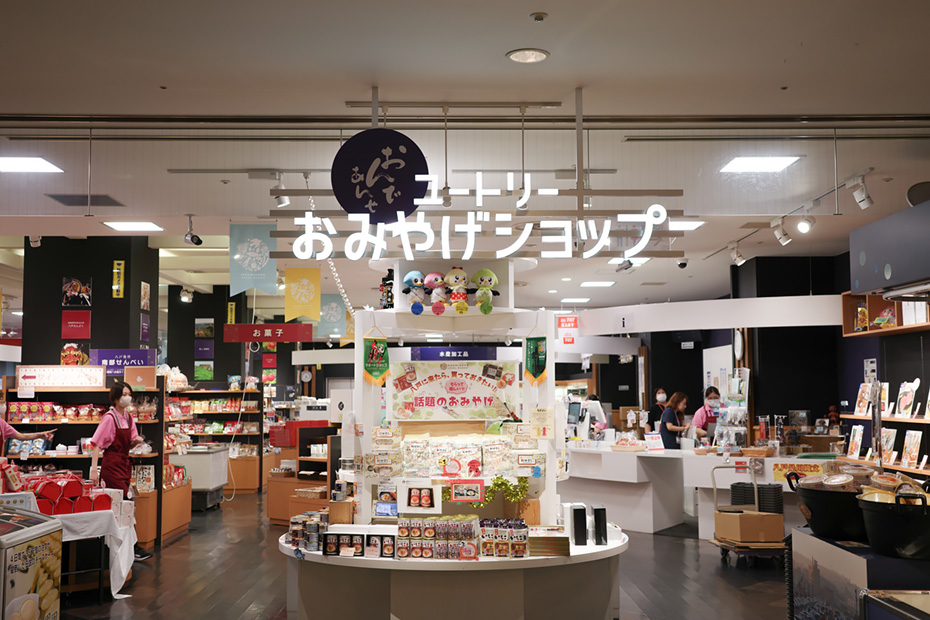 八戸駅と連絡通路で直結しているので、お土産の買い忘れがあっても安心。