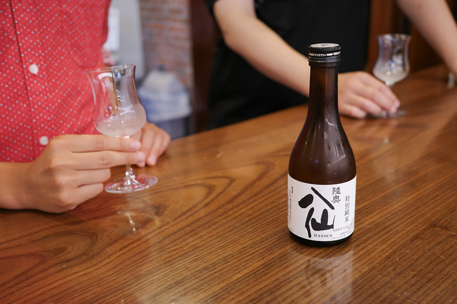最後はお楽しみの試飲タイム。まずは1998年に誕生したブランド「陸奥八仙（むつはっせん）」をいただく。