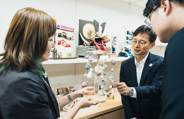 〈京都夢み屋〉のショールームを見学するMUFGの中島さん