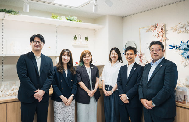 夢み屋のショールームにて取締役副社長の大森清美さんと製造企画部長の中村芳美さんを囲んで