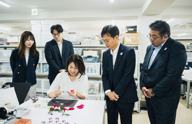 左から、見学する三菱UFJアセットマネジメントの木本朱音さん、小西和宏さん、三菱UFJ銀行一宮支店の中島崇介さん、徳永智久さん。