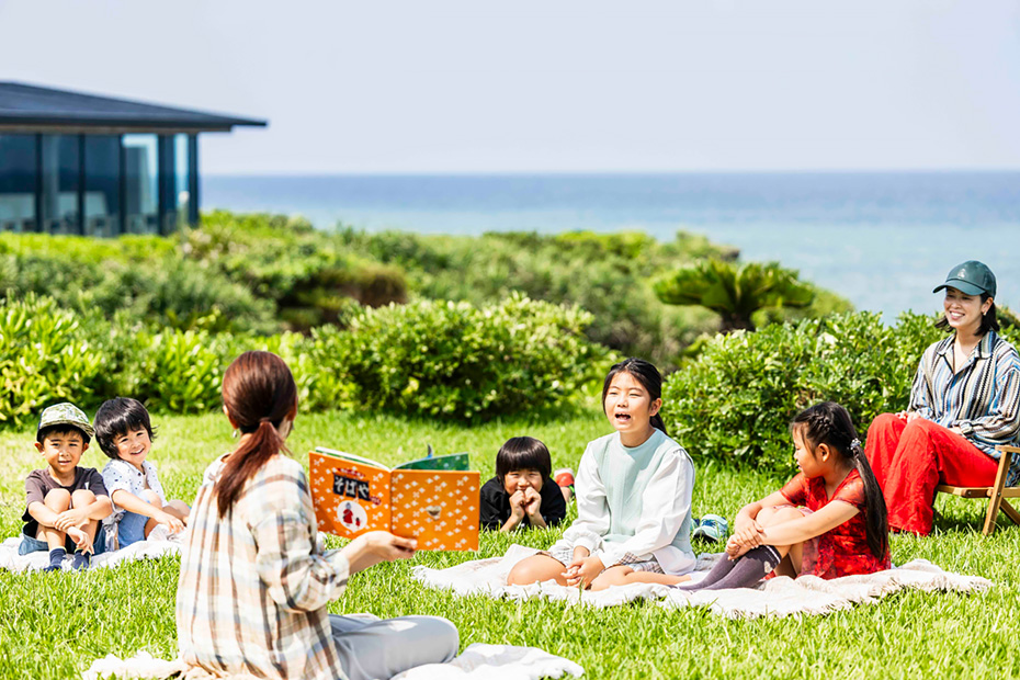 沖縄方言「しまくとぅば」による読み聞かせも開催。失われつつある言葉の文化に触れられる、貴重な体験だ。