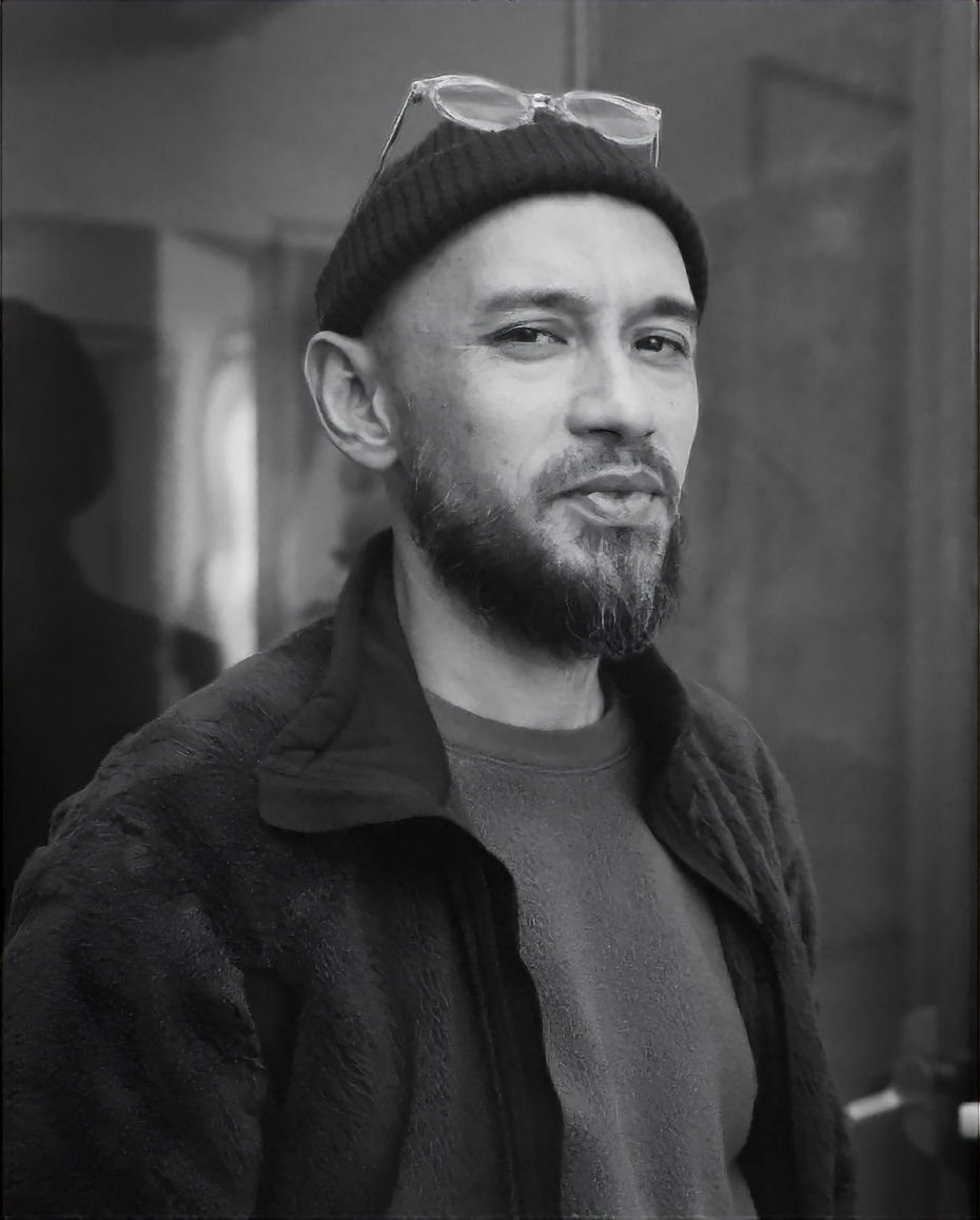 デザイナーの熊野亘。北欧のサウナ文化を背景に、日本の木工技術と融合した空間デザインを生み出した。