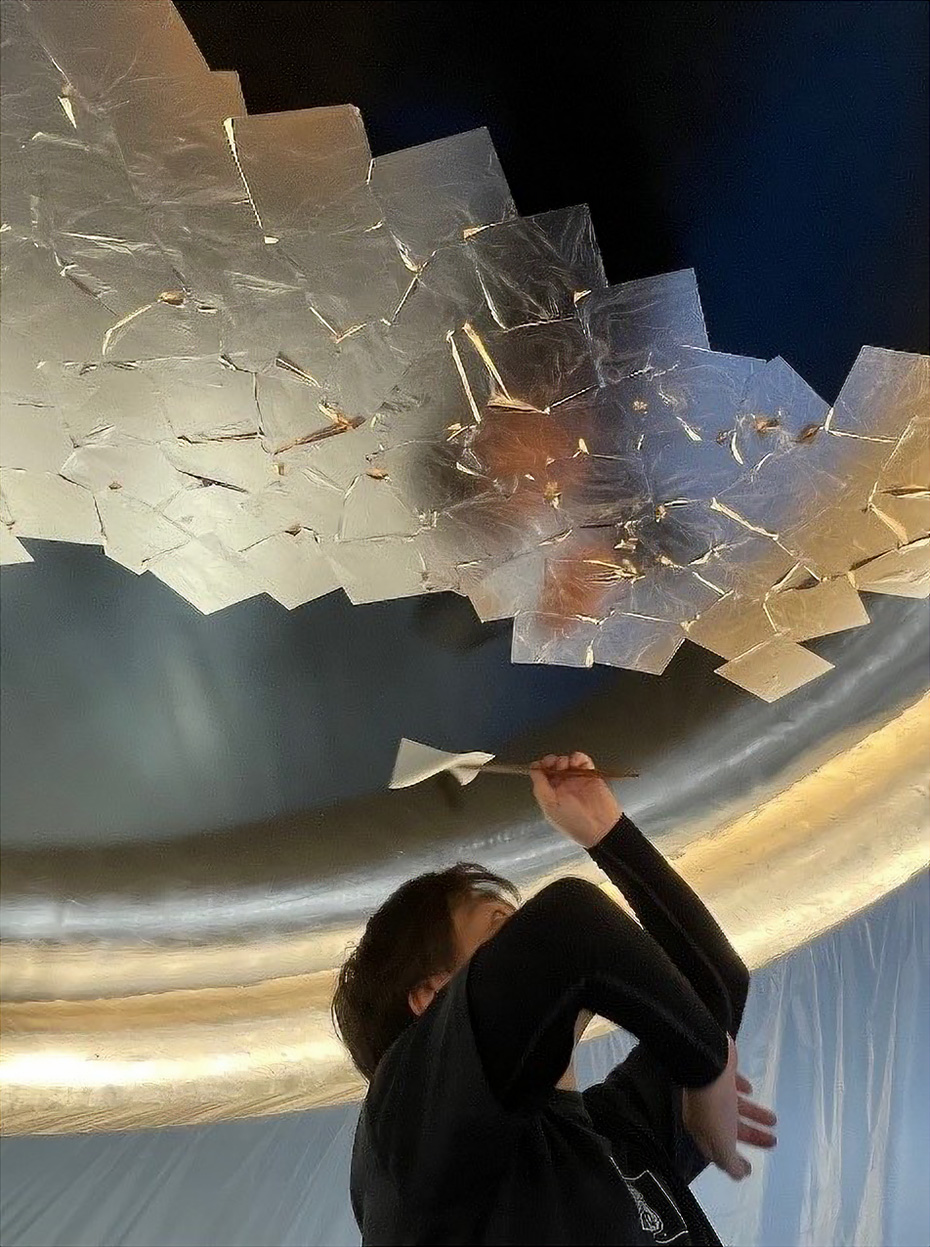 約2,500枚の箔が職人の手で貼られた。