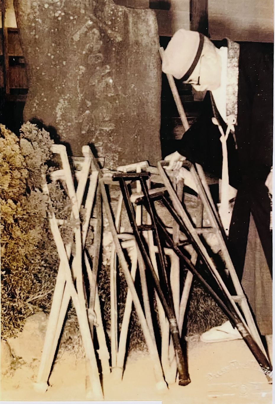 湯治を終えた人々が置いていったという松葉づえ。その数が、このまちで多くの人が元気を取り戻してきた証として、静かに語りかける。