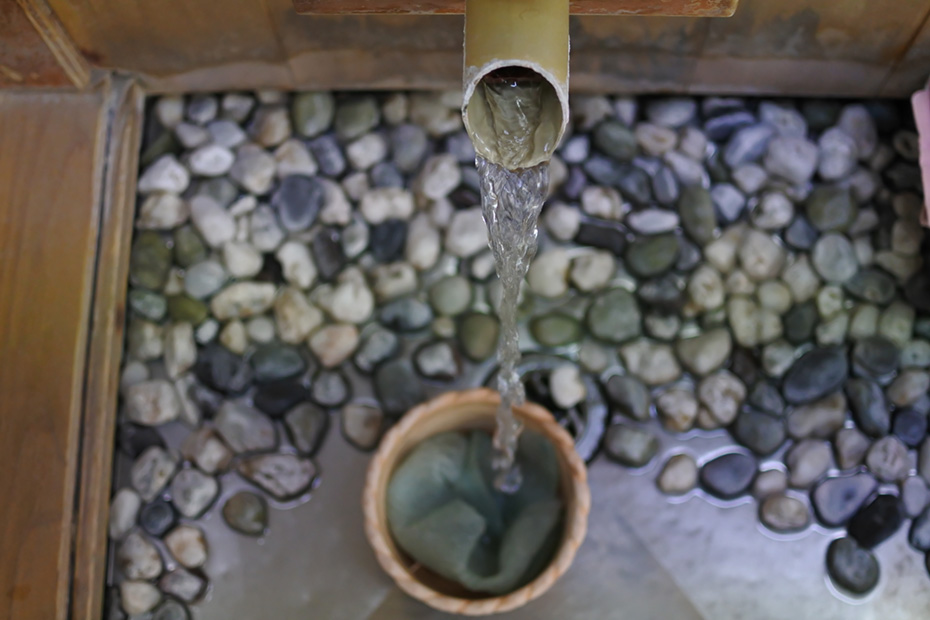 俵山の温泉は、浸かるだけでなく“飲んで味わう”こともできる。