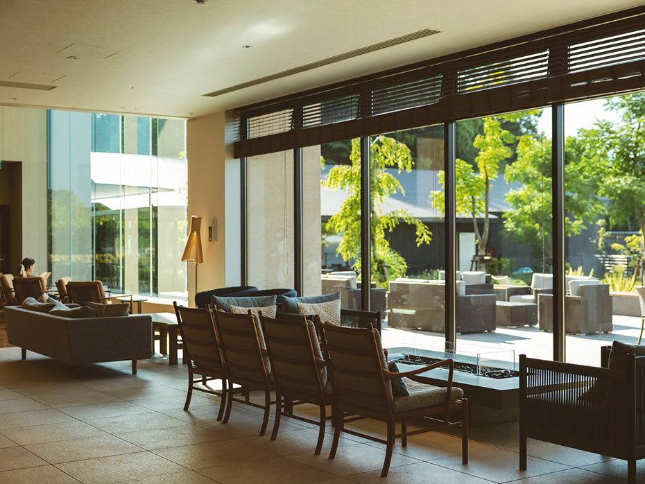 光あふれるロビーが迎える「江田島荘」。