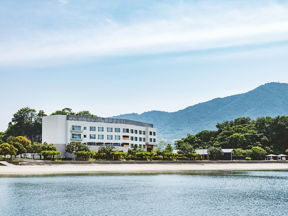 光あふれるロビーが迎える「江田島荘」。