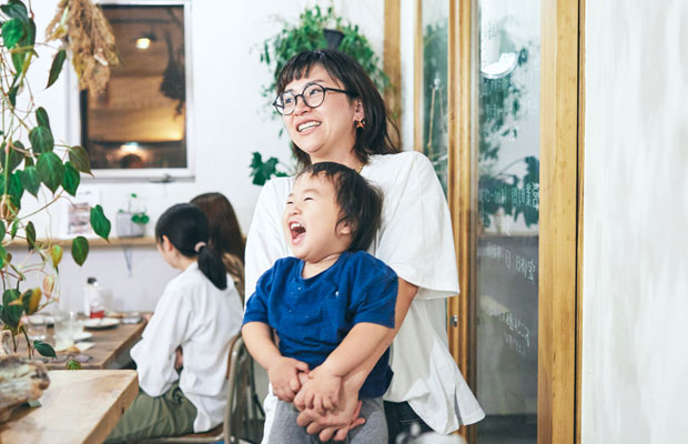 お店には子どもたちが顔を出すことも。