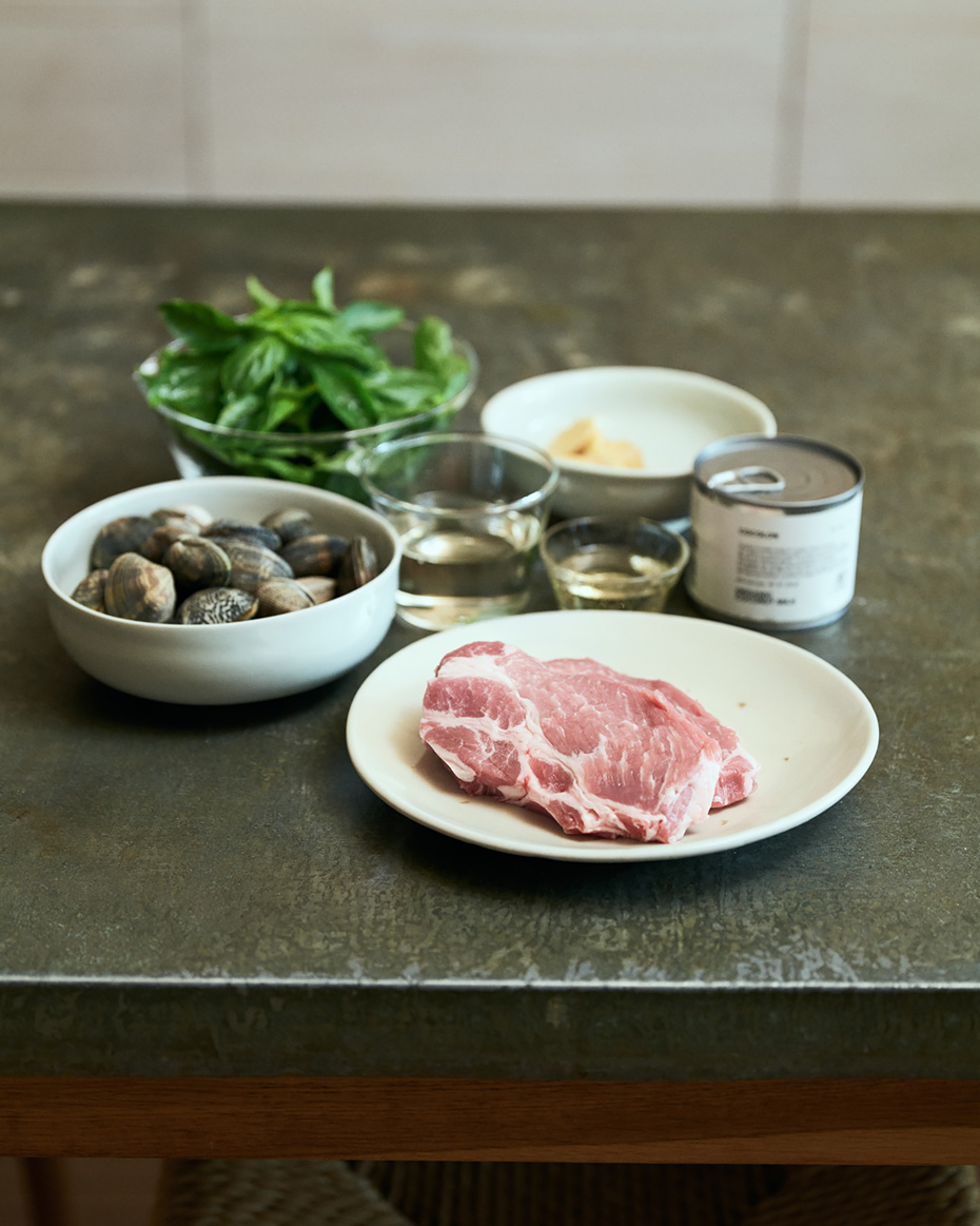 アサリと豚肉のバジルココナッツ煮こみ