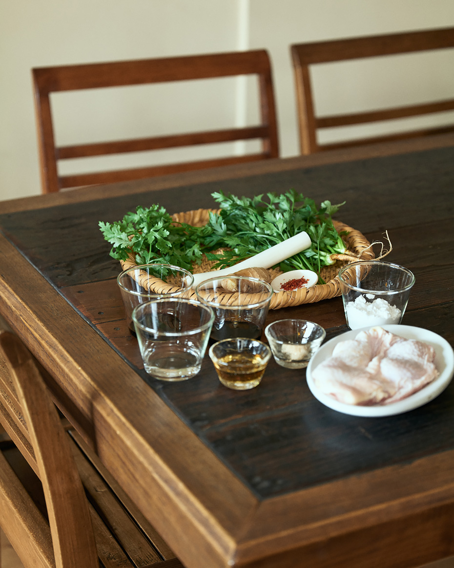 ハーブたっぷり油林鶏