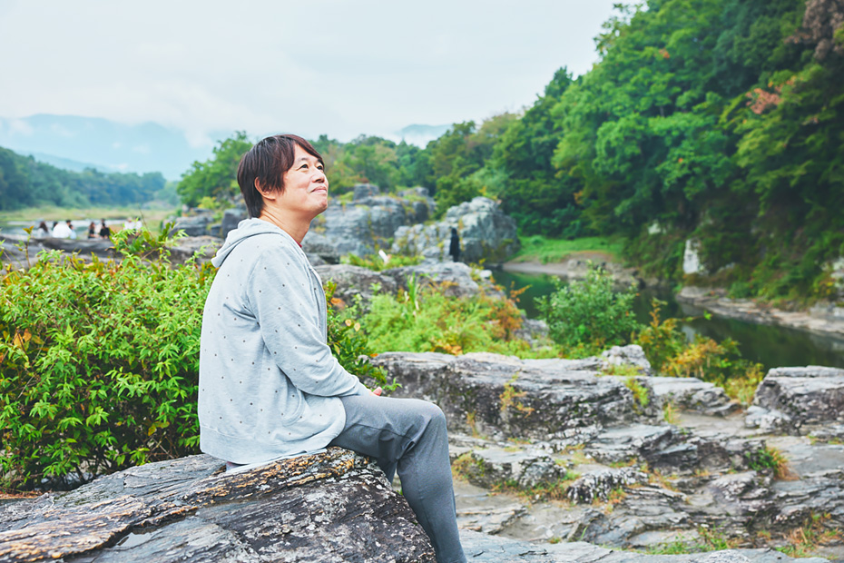 川底が深く、流れが静かなところを「瀞（とろ）」といい、荒川上流のこのあたりが美しい瀞であるところから、「長瀞」と名づけられたという。隆起した岩が畳を敷き詰めたように広がる「岩畳」と、古代からの地層の重なりを目の当たりにできる「秩父赤壁」がこの地の見どころで、舟下りも人気だ.