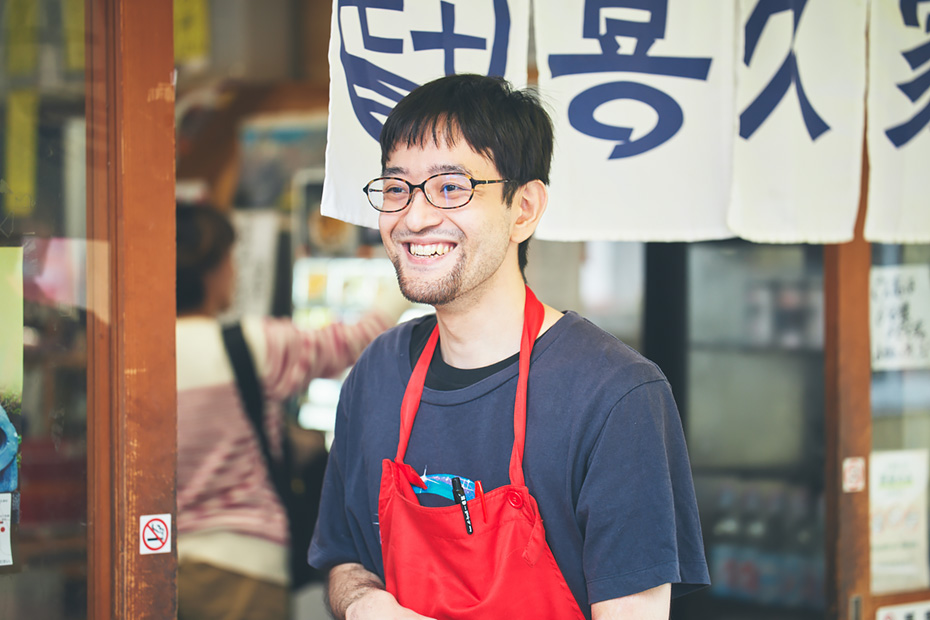 懐かしさたっぷりの店構えの軒先に味噌おでん。「冬はもちろんですが、夏の暑い時期でも結構出ますね」と4代目の真生さん。「味噌おでんも、昔からなじみのある伝統的なおやつです」。店内ではみそポテトもあり。また、この味噌をアレンジしたみそかつ丼も名物。
