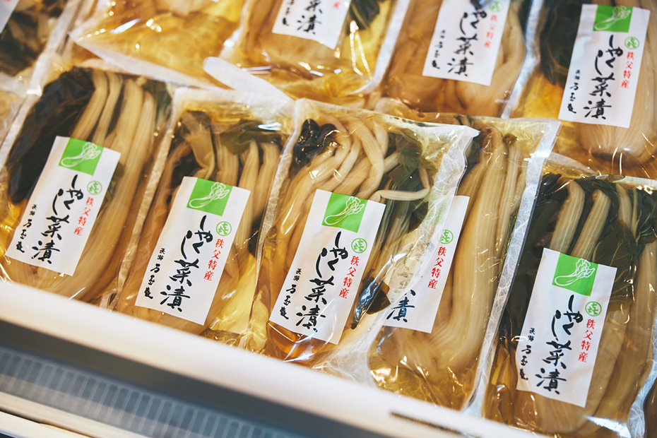 アテにもいい「しゃくし菜のたまり漬け」といった郷土の名物や、地酒、自慢のみそ豚の腸詰などがズラリと並ぶ＜万寿庵＞。その一角に併設されている＜長瀞とガレ＞は、「長瀞で岩畳が多くの文化を育んだように、小さなガレ（フランス語で小石を意味）となって長瀞の新しい文化を育んでいきたい」との思いで名付けられた。