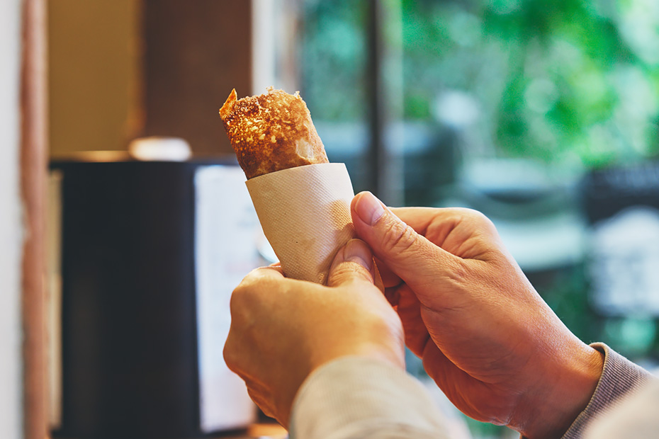 「みそ豚ガレドッグ」は、注文を受けてから店頭で調理。小麦粉をブレンドした生地は、まるでホットケーキのような質感だが、次第にきれいな円を描き、ほどよい厚みに整っていく。すると腸詰の焼けていく香りも……。これを見ながらでも一杯いけそう。