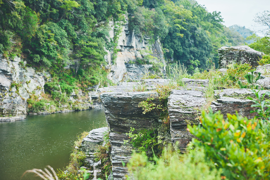 岩畳と赤壁の借景