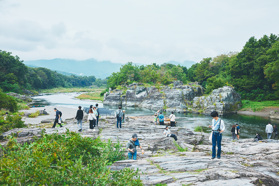 古くから、この地の名所である宝登山神社の参拝客が、この岩畳で月を愛でながら宴会を催したという