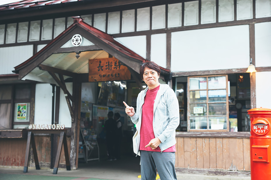 1911（明治44）年開業。1997（平成9）年には、「開業当時のままで残され、歴史を物語る木造建築の駅」として「関東の駅百選」に選定された。ＩＣカードが使えたりインバウンド対応も進んでいるが、歴史の香りを存分に味わえる駅舎だ。