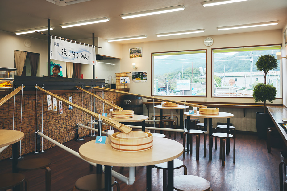 改札を出てすぐ。窓から駅舎の風景が見られるのも楽しみの一つ。特にSLは10分ほど停車するので、これを見ながら食するのもいい。店内では「長瀞流しそうめん」も人気。ちなみに石炭みそポテトはSL内でも販売。