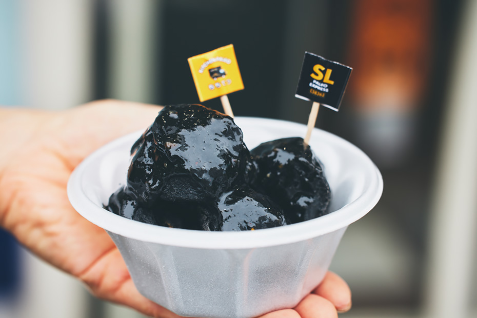 まさに真っ黒。見た瞬間は本当に食べられるのかと頭に「？」が浮かぶが……「石炭みそポテト」300円（税込）（1カップ5個入り）