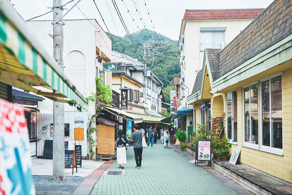 駅前から岩畳までの約400ｍ、細くて少し曲がった通りに、土産物屋、食事処、カフェなど約30軒が連なる。細く、少し曲がっていく道は、先が遠くまで見通せない分、迷宮に誘われるようなワクワク感もある。