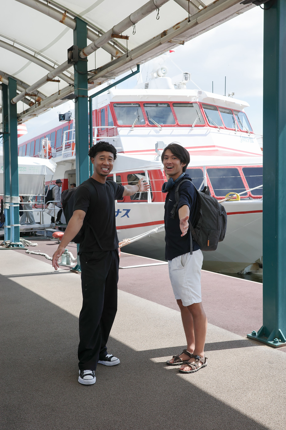 左から、ジェセさん、ルイスさん。雨予報を覆して、晴天の中「壱岐芦辺港」に到着。