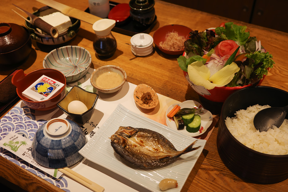 朝からこのボリューム！平山旅館の心づくしのサービスに元気が湧きます。朝採り卵と特製の燻製醤油で、卵かけご飯に。