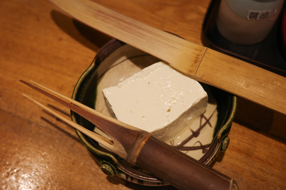 壱岐名物「壱州豆腐」。大豆の使用量が多く、濃厚で自然な甘みが特徴。平山旅館自家製の甘い「壱岐ゆべし」と一緒にどうぞ。