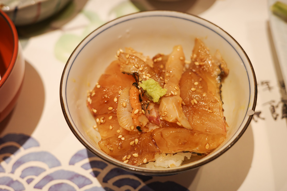 前夜の刺身が漬け丼に変身。女将の心遣いがうれしい、島ならではの朝のごちそう。