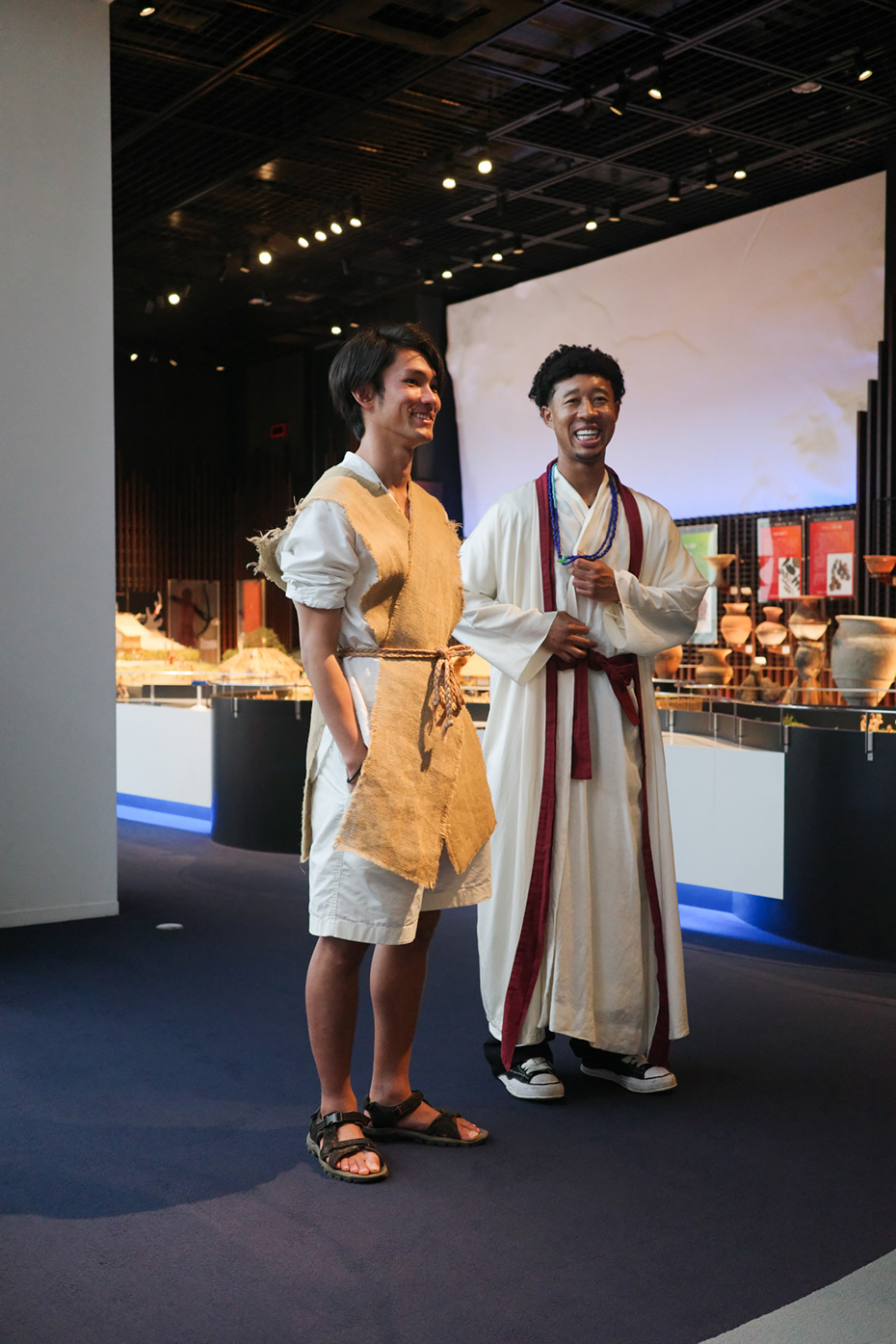 古代の衣装を身にまとい、すっかり弥生人になりきる２人。