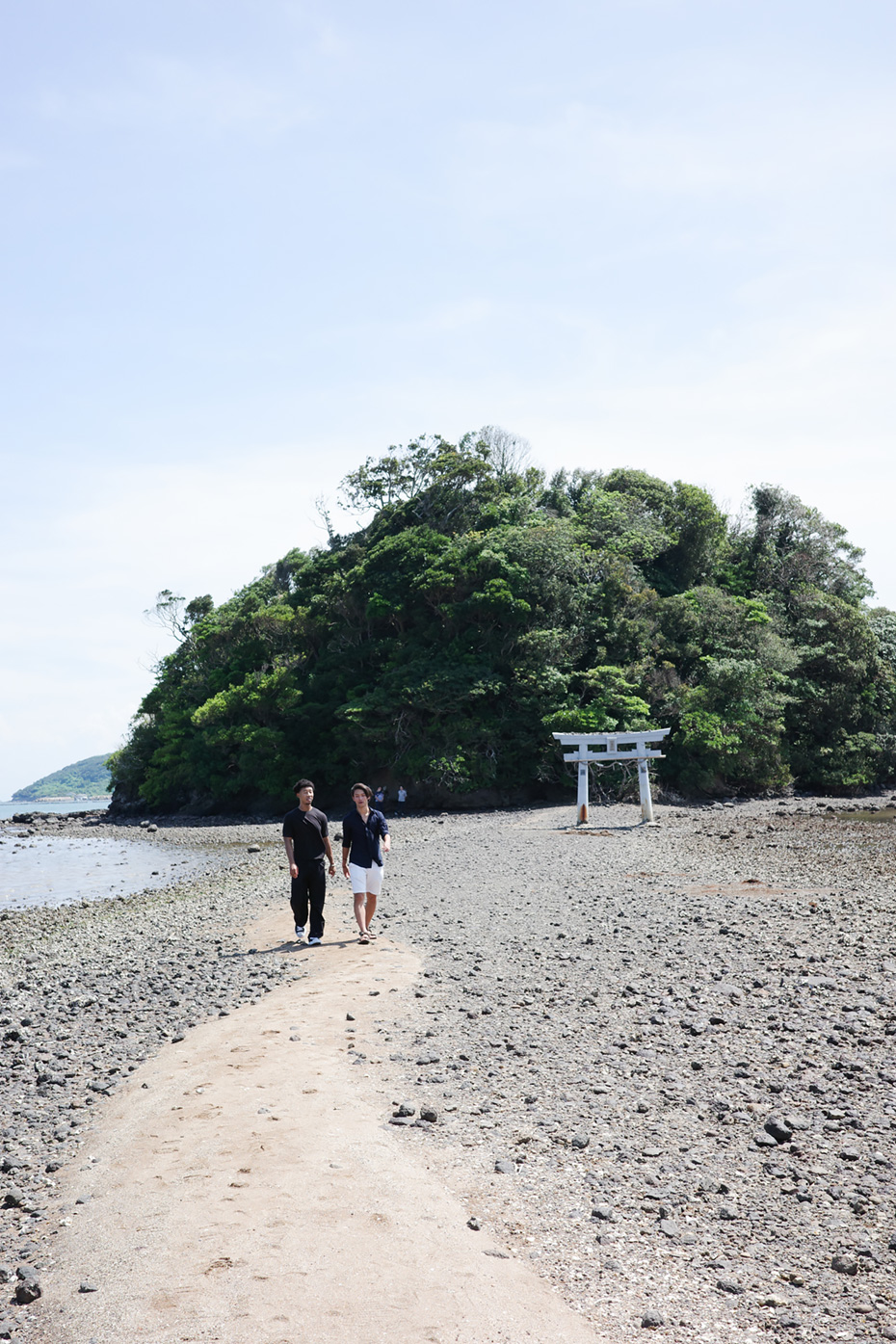 タイミングに恵まれて、海の上に現れる一本道を歩いて参拝。