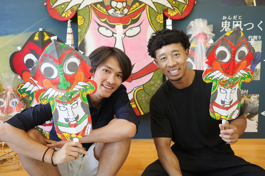 赤・黄・緑・橙の食紅を使って鬼の顔を描く。