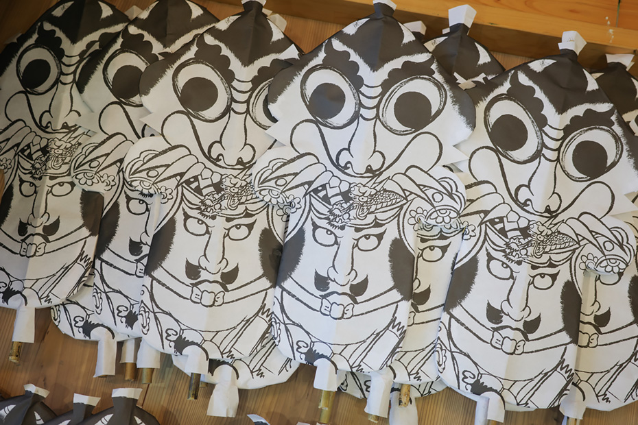 色を塗る前の「鬼凧」。