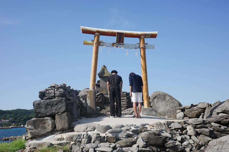 壱岐の海を一望しながら参拝ができる。