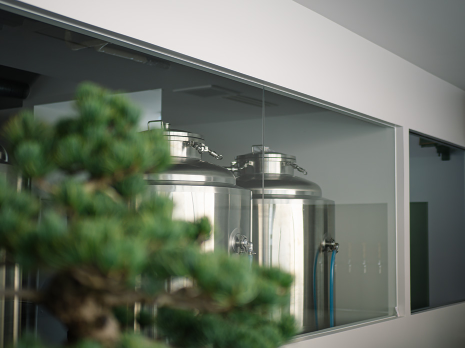 醸造所と立ち飲みパブを併設した新しいスタイルの酒場。