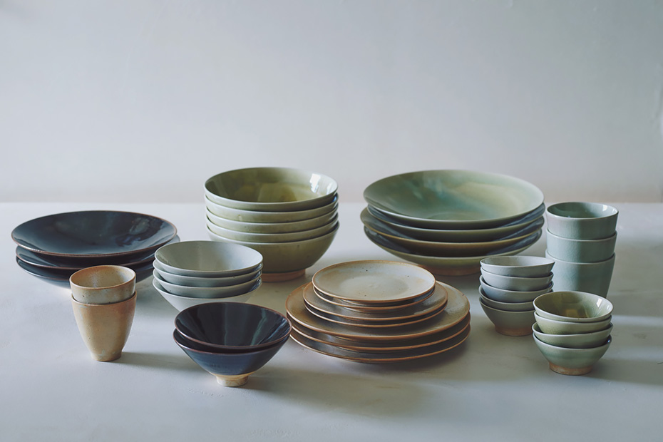 信楽の土と釉薬が織りなす「TOU BASIC」シリーズ。手に取ると驚くほど軽やか。
