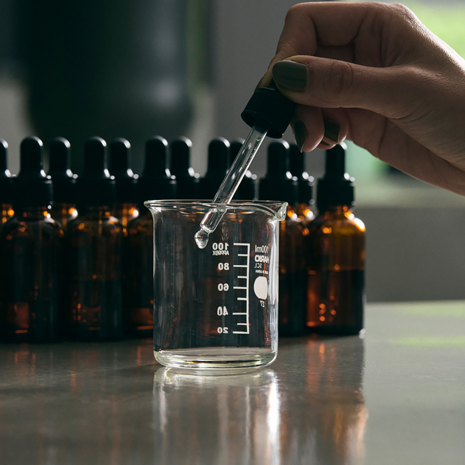 アロマワークショップでは、THREEオリジナル精油を使ってポプリやエアーリフレッシャーを調香。香りのブレンドを専門家が丁寧にサポートしてくれる。