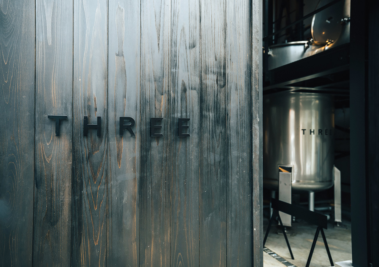 自然と人をつなぐ、“香りのラボ”。佐賀・呼子に〈THREE〉の精油蒸留所「THREE Aroma Distillery」がオープン