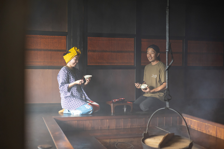 茅葺屋根の古民家〈舘のやかた〉は、囲炉裏や土間、和室、台所などがあり、誰でも借りることができます。（有料）