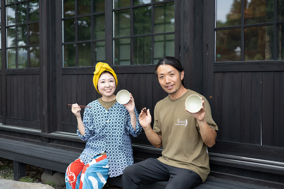 「ぺろりと食べました」のポーズ。