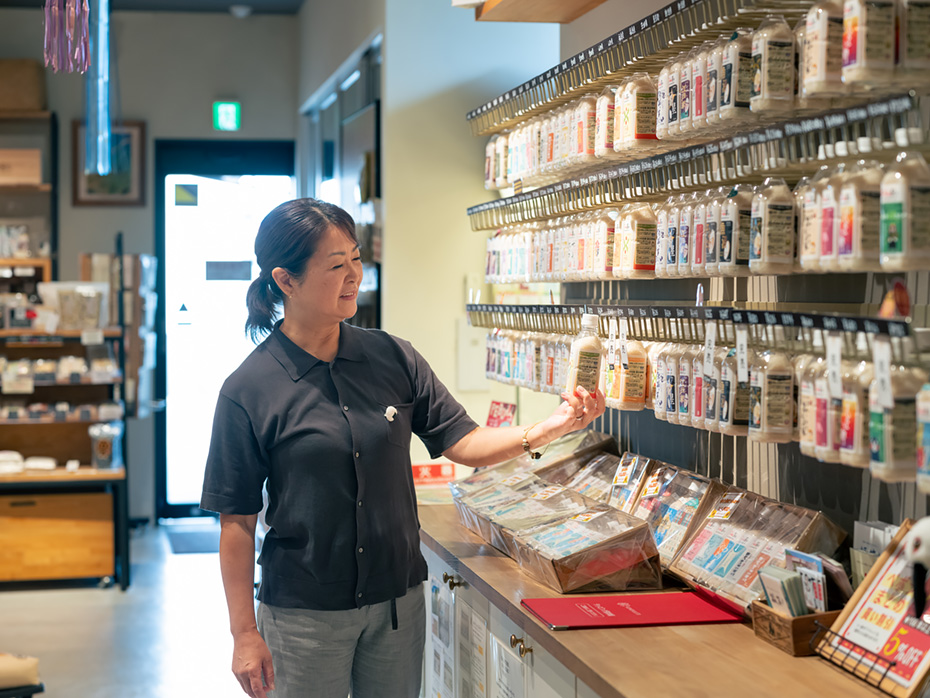 川村敦子さんは、ペットボトルに精米をボトリングした〈PeboRa（ペボラ）〉をはじめ、日本のお米を世界に発信する米卸業を行う、青森県三沢市の株式会社PEBORA取締役。日本に476人しかいない（※2022年9月30日時点）「五つ星お米マイスター」の認定者。