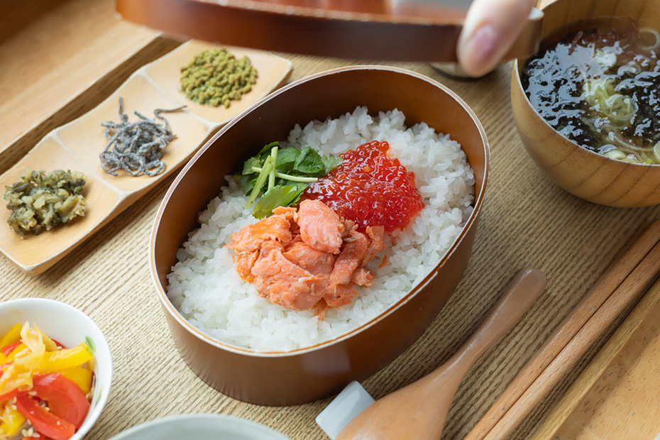 PEBORAが運営するお米の専門店〈KOMEKUUTO八戸店〉に併設するカフェレストランでは、「紅子と紅鮭 わっぱ膳」（1,680円）を提供しています。