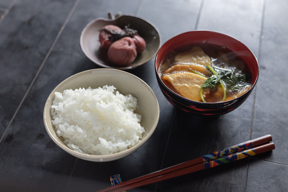 せんべい汁と、塩漬けの梅干しと合わせていただきます。