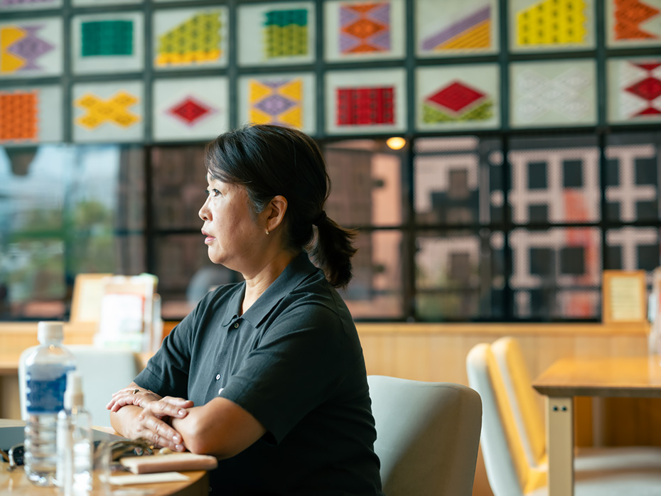 川村敦子さんは、ペットボトルに精米をボトリングした〈PeboRa（ペボラ）〉をはじめ、日本のお米を世界に発信する米卸業を行う、青森県三沢市の株式会社PEBORA取締役。日本に476人しかいない（※2022年9月30日時点）「五つ星お米マイスター」の認定者。