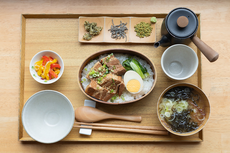 PEBORAが運営するお米の専門店〈KOMEKUUTO八戸店〉で提供している、「豚の角煮 わっぱ膳」（1,480円）。