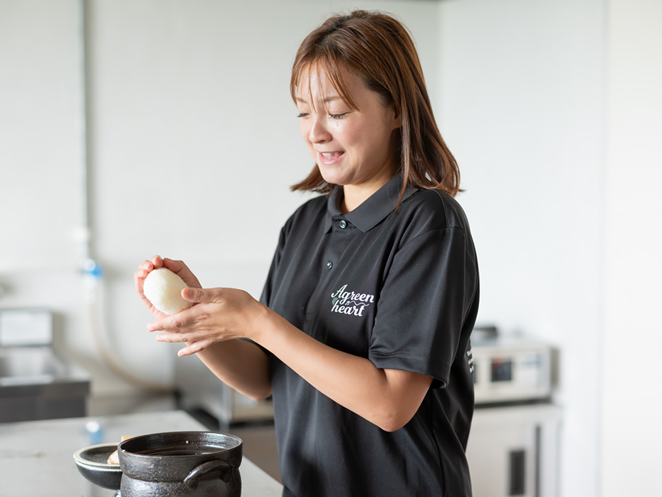 炊き立てアツアツのご飯を握っていく。真澄さんは三つ星お米マイスター取得者。