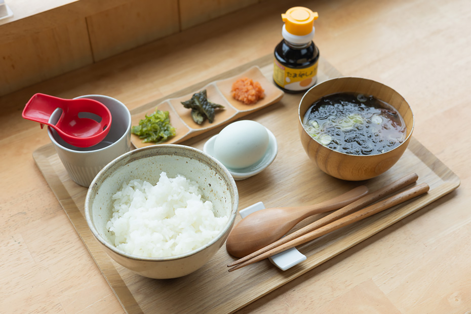 PEBORAが運営するお米の専門店〈KOMEKUUTO 八戸店〉には、炊きたてのご飯と本格的な日本茶が楽しめるカフェレストランも併設。ここで提供している中から、〈まっしぐら〉に合うメニューを紹介してもらいました。「卵かけご飯」880円。なんとご飯はおかわり1杯無料! 米は月替わり。