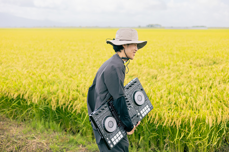 現在も米農家をするかたわら、デザインや動画の編集、「GAMEBOY」名義でのDJ活動を行っています。