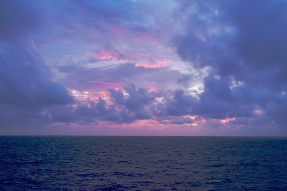 フェリー甲板から日本海の水平線を望む