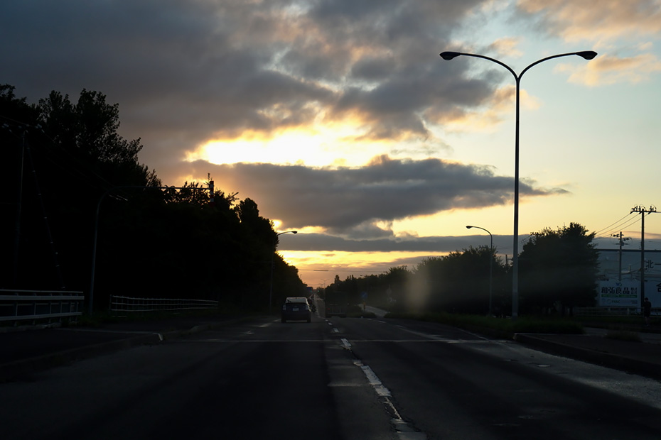 朝焼けのなか、東へむかって走る